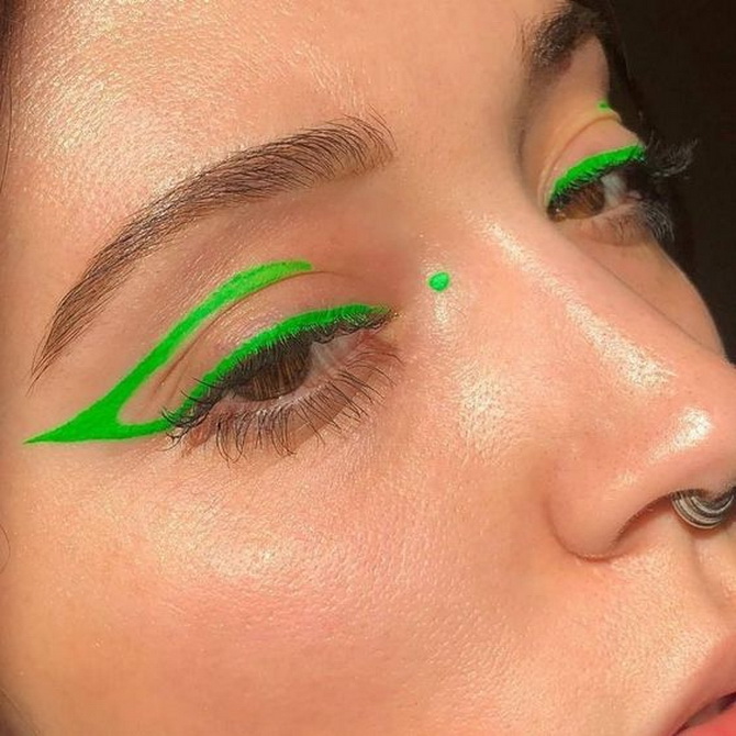 Colored arrows on the eyes: a bright and fresh beauty trend for the summer 20