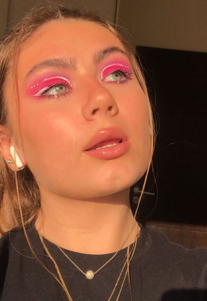 Colored arrows on the eyes: a bright and fresh beauty trend for the summer 27