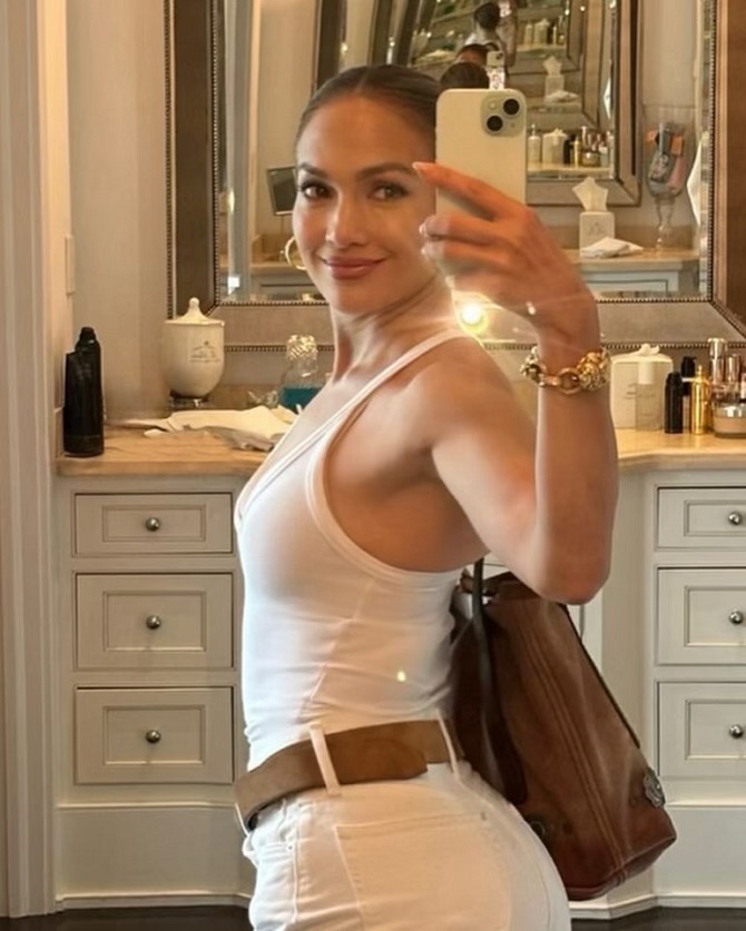 Jennifer Lopez appeared online without a wedding ring 3