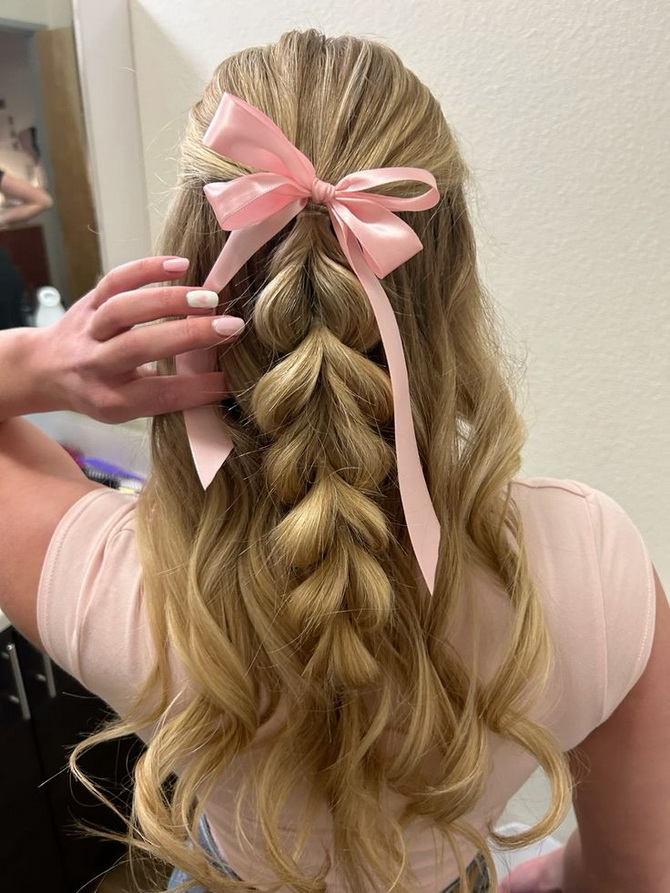 Bezaubernde Frisuren mit Schleife: Romantik und Stil in einem Accessoire 19