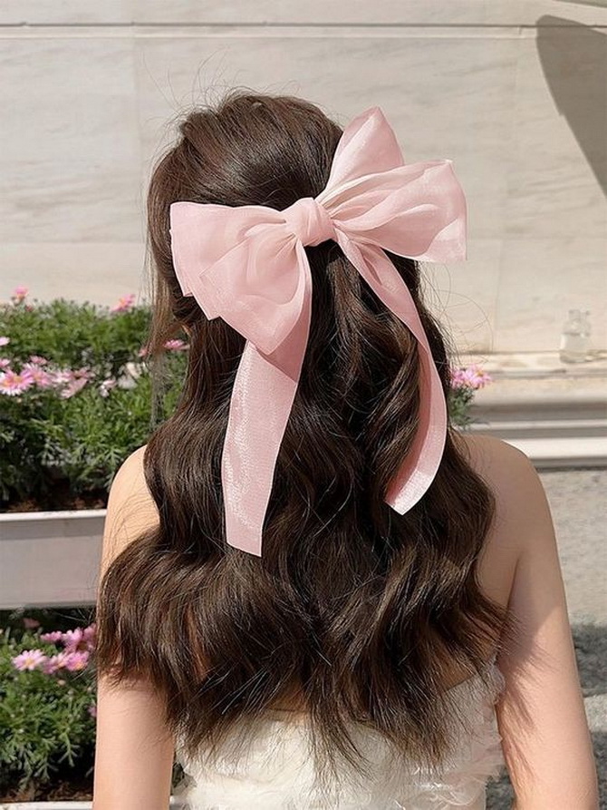 Charming hairstyles with a bow: romance and style in one accessory 23