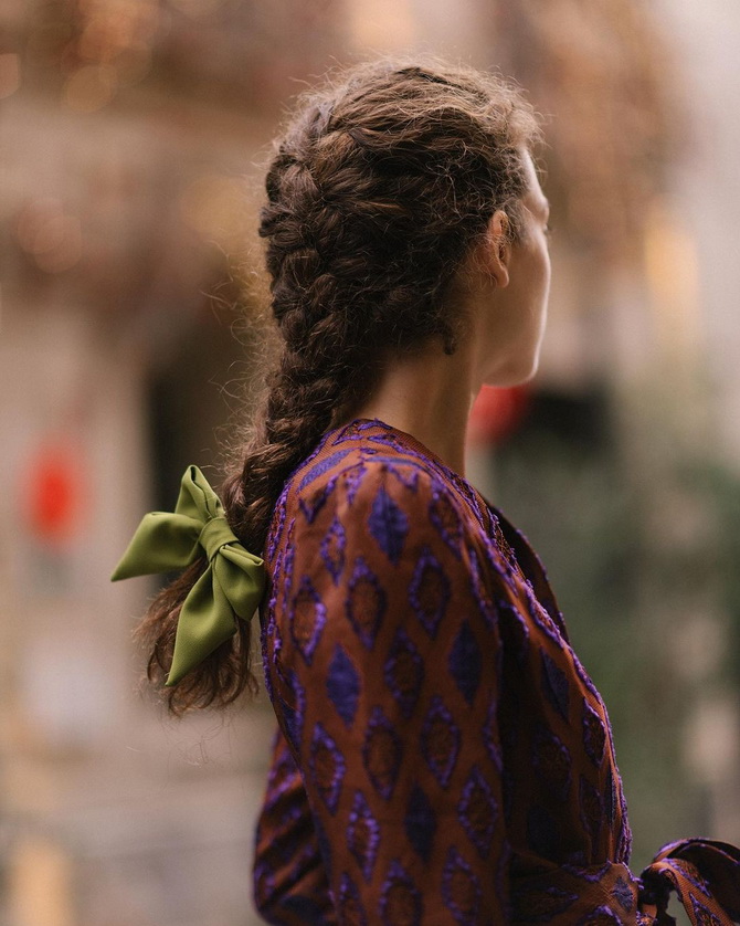 Bezaubernde Frisuren mit Schleife: Romantik und Stil in einem Accessoire 4