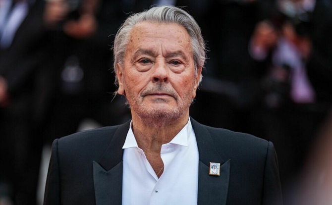 Alain Delon asked to be buried in a dog cemetery 1