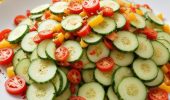 So bereiten Sie einen köstlichen Sommersalat mit gebratenen Gurken zu: ein einfaches Rezept