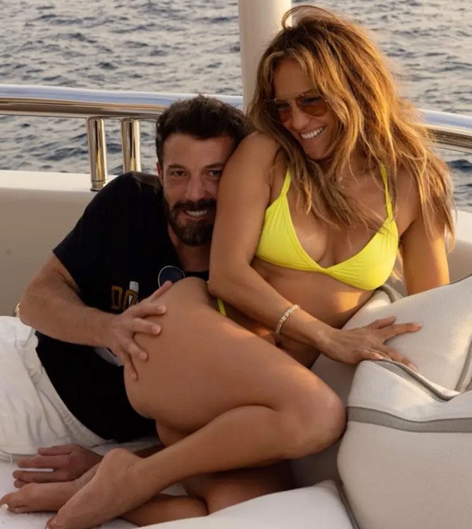 Jennifer Lopez has officially filed for divorce from Ben Affleck 2