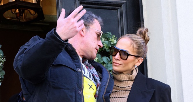 Jennifer Lopez is having a hard time dealing with her divorce from Ben Affleck 2