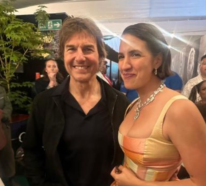 Tom Cruise has started an affair with a 25-year-old singer 2