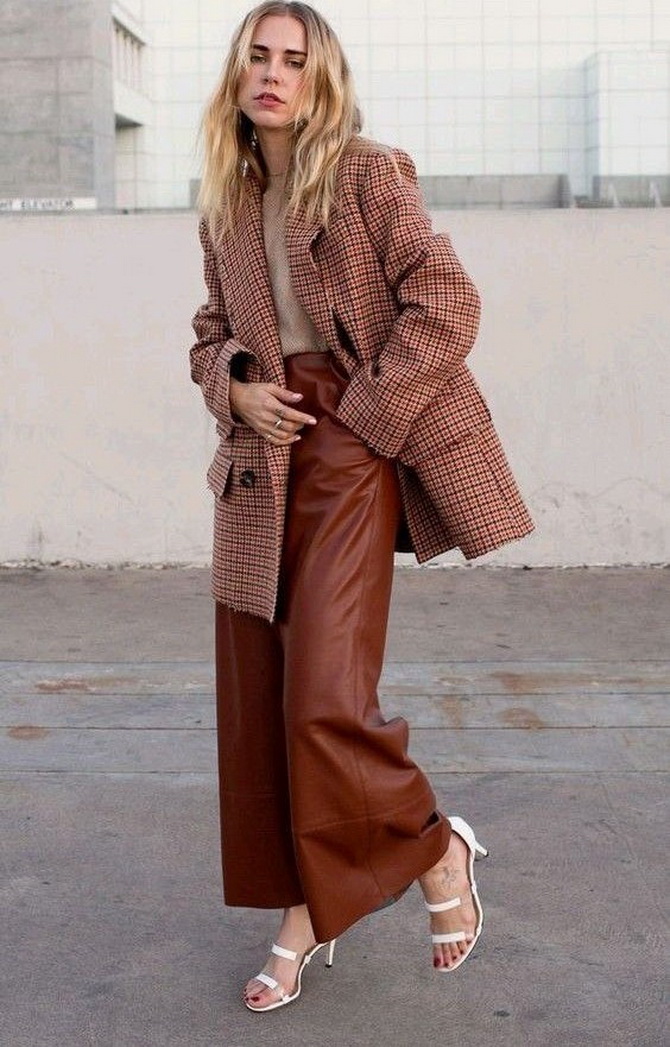 Looks with leather pants: from classic to casual 16