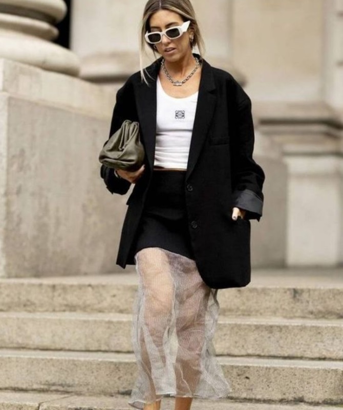 5 Fashionable Ways to Wear a Sheer Lace Skirt 2