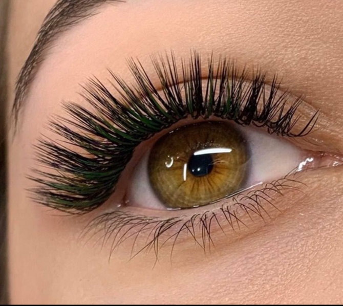 „Wet Lashes“: ein neuer Beauty-Trend, der Fashionistas in seinen Bann zieht 3