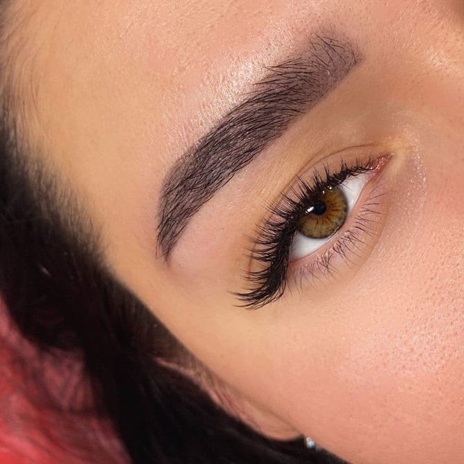 „Wet Lashes“: ein neuer Beauty-Trend, der Fashionistas in seinen Bann zieht 4