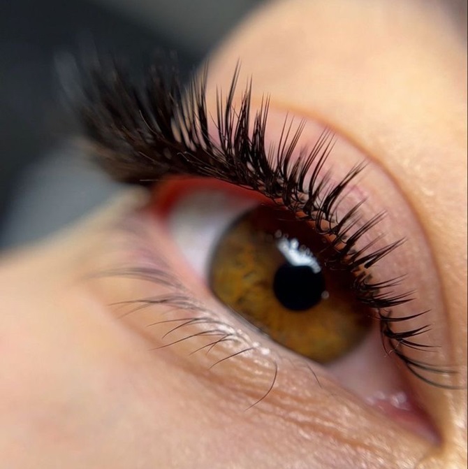 “Wet eyelashes”: a new trend in the beauty industry that conquers fashionistas 5