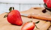 Strawberry homemade facial peeling: how to make it, what are its benefits