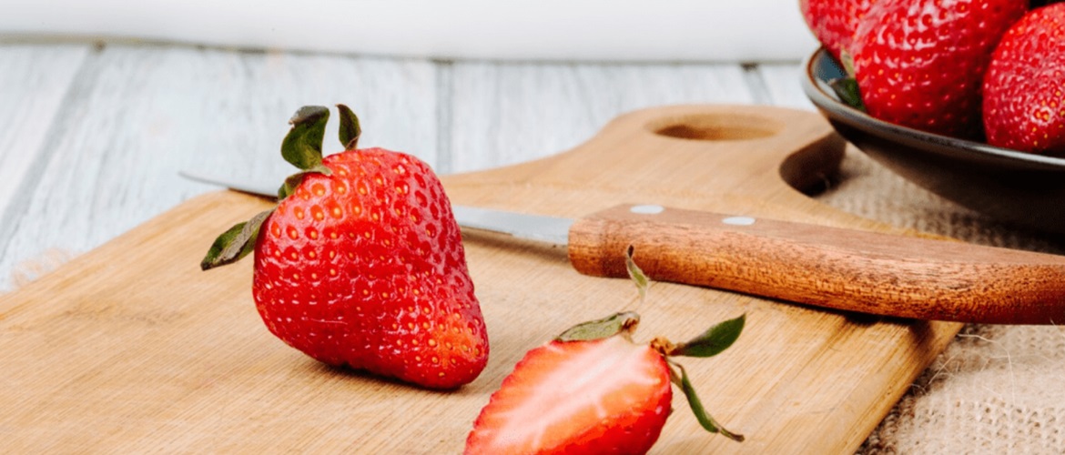 Strawberry homemade facial peeling: how to make it, what are its benefits