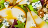 Autumn salad with pear and blue cheese