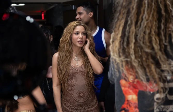 Shakira ran off stage because of a fan 2