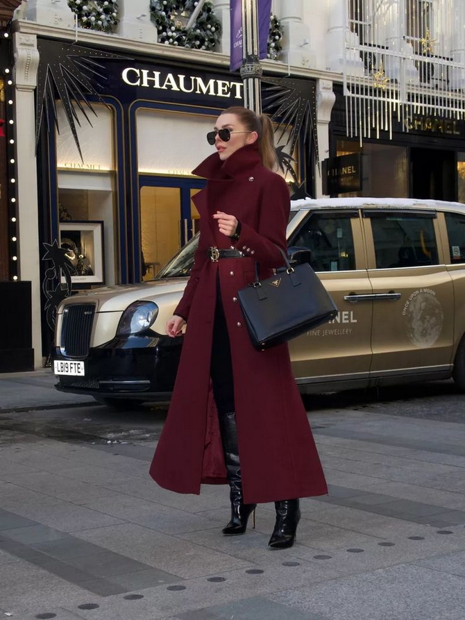 Wie man tiefe Weintöne in Streetstyle-Looks trägt – die angesagteste Farbe des Herbstes 2024 9