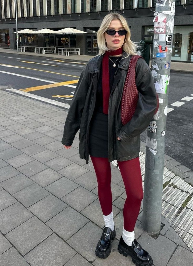 Wie man tiefe Weintöne in Streetstyle-Looks trägt – die angesagteste Farbe des Herbstes 2024 11