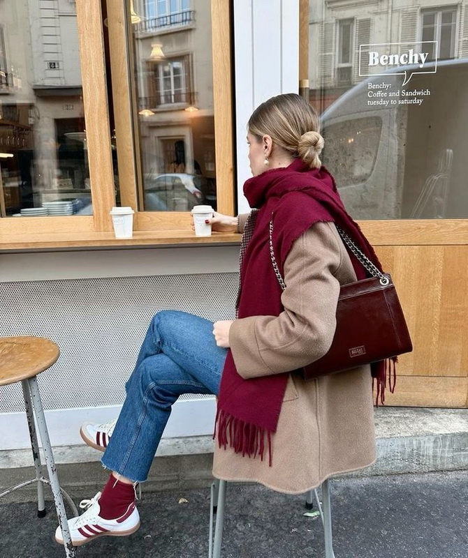 Wie man tiefe Weintöne in Streetstyle-Looks trägt – die angesagteste Farbe des Herbstes 2024 12