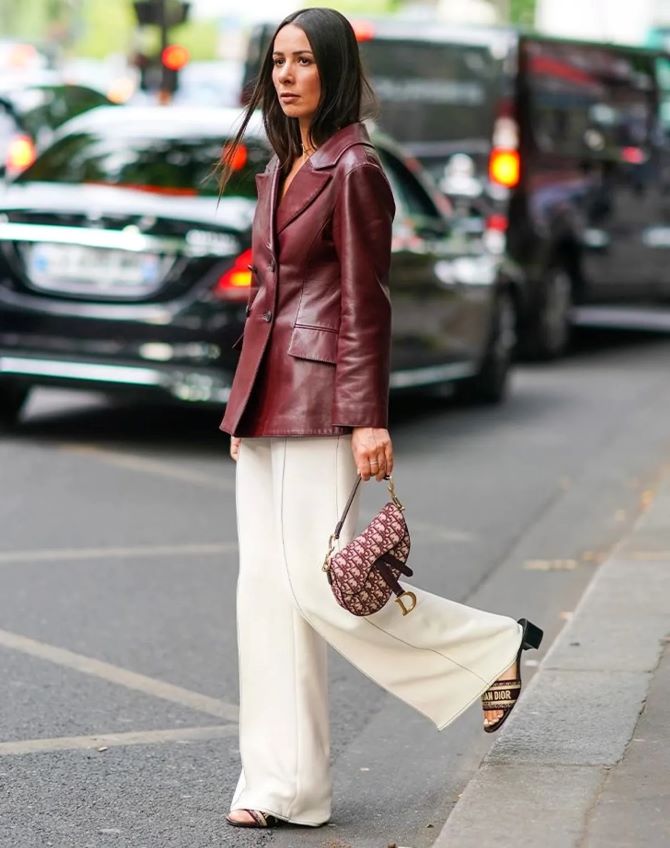 Wie man tiefe Weintöne in Streetstyle-Looks trägt – die angesagteste Farbe des Herbstes 2024 4