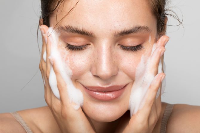 Abendliche Beauty-Routine: So pflegen Sie Ihre Gesichtshaut vor dem Schlafengehen 2