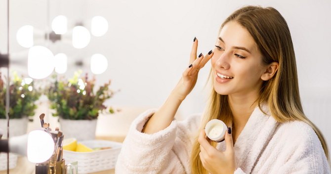 5 effektive Möglichkeiten, Make-up bei fettiger Haut länger haltbar zu machen 1