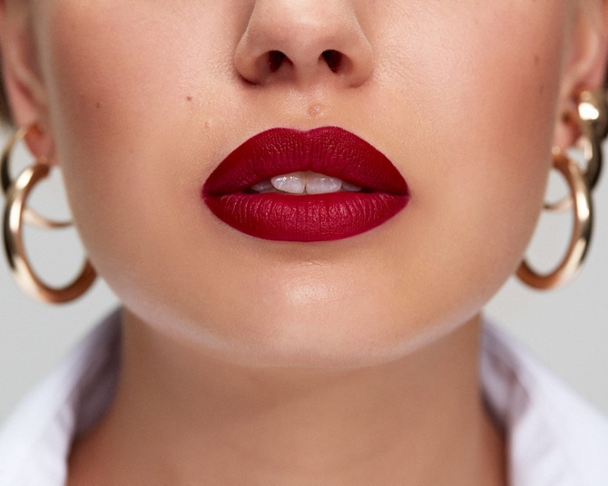 5 lipsticks for women 50+ that will remove “extra years” 1