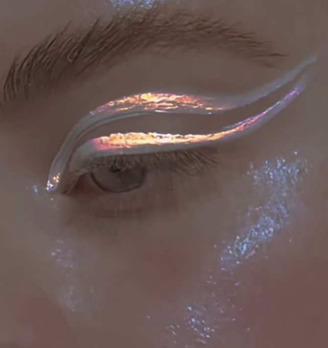 Holographic arrows are a fashionable beauty trend of the fall 11