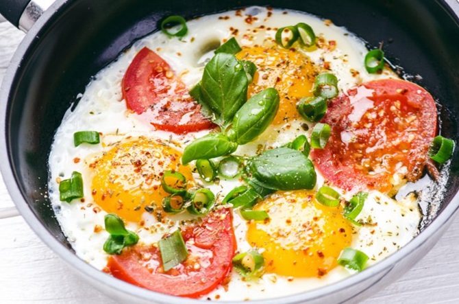 3 Möglichkeiten, Rührei mit Tomaten zum Frühstück zuzubereiten 1