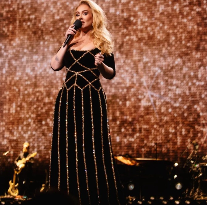 Adele announced that she is leaving the stage 1