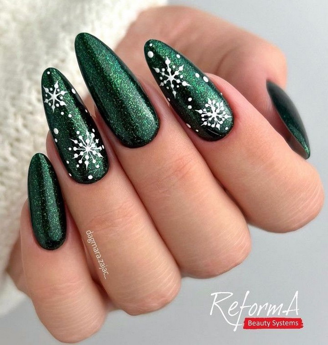 Green New Year’s manicure 2025 for nails of different shapes and lengths 17