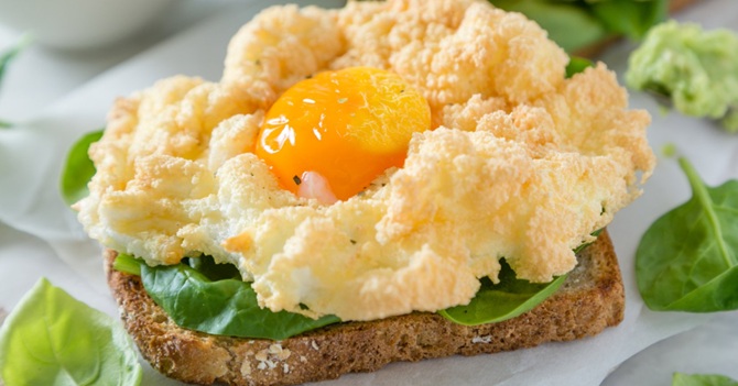 Cloud-shaped fried eggs: how to cook a delicious dish for breakfast 1