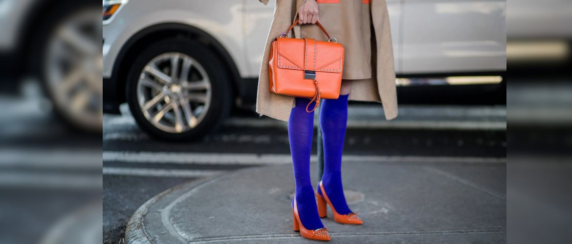 How to wear blue tights and look stylish