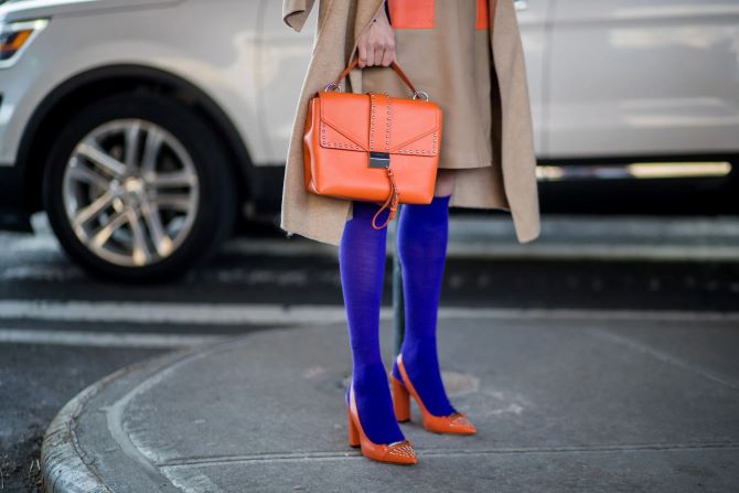 How to wear blue tights and look stylish 6