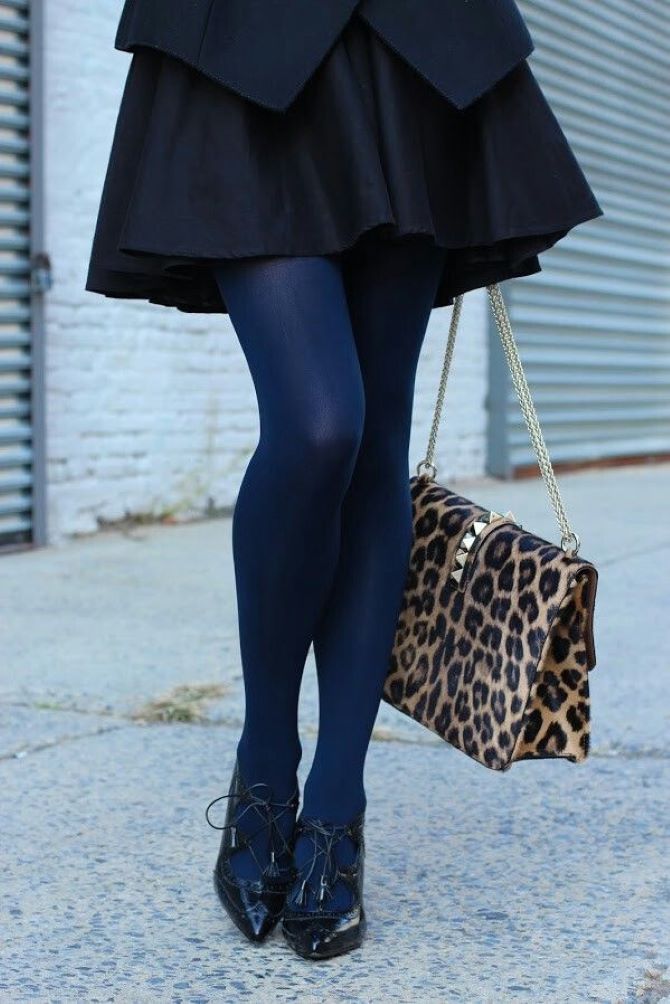 How to wear blue tights and look stylish 15