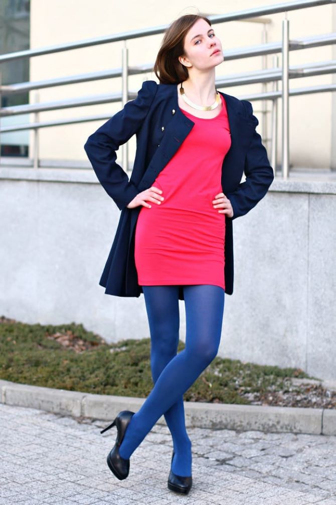 How to wear blue tights and look stylish 7