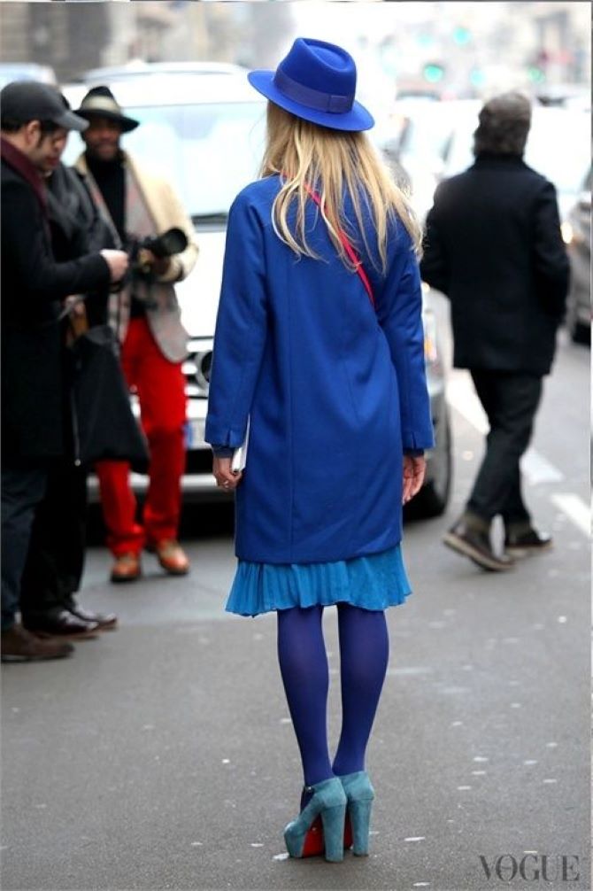 How to wear blue tights and look stylish 10