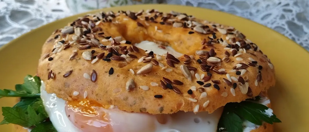 Bagel mit Ei und Parmesan: ein leckeres Frühstücksrezept