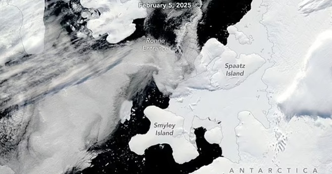 В NASA показали рождение нового айсберга 2