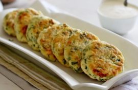 Käsekuchen mit Feta und Kräutern – so bereiten Sie ein leckeres und ungewöhnliches Gericht zu