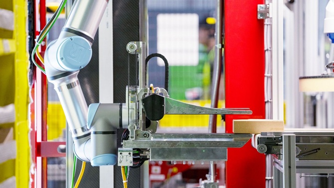 Amazon Introduces World’s First Loader Robot That Feels Objects Like a Human 1