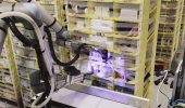 Amazon представила першого у світі робота-вантажника, який відчуває предмети як людина