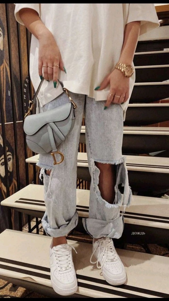 Ripped jeans: a fashionable hit of the season for summer 2025 13