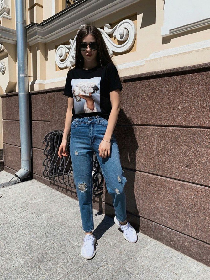 Ripped jeans: a fashionable hit of the season for summer 2025 9