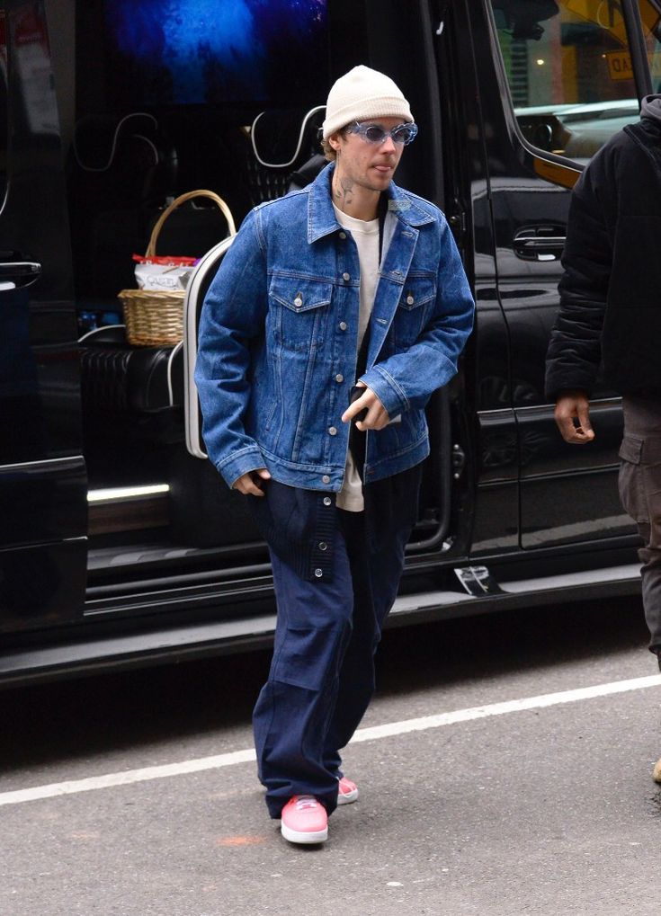 What jeans will be in fashion for men in 2025: stylish accents 1