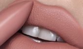 So wählen Sie den richtigen Nude-Lippenstiftton, um die Schönheit Ihres Lächelns zu betonen