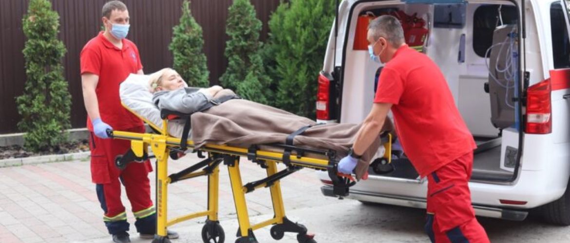 Ціна на перевезення лежачого хворого: від чого залежить і як зекономити