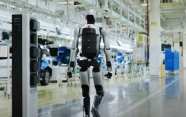 Первый китайский робот способен работать без отдыха и самостоятельно менять аккумулятор