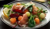 3 лучших летних салатов из дыни: вкусные блюда на каждый день