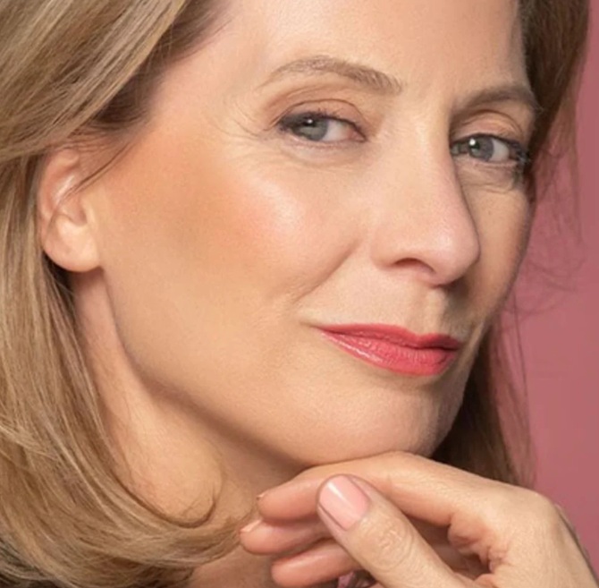 How to apply concealer on mature skin to create a natural makeup 1